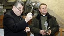 Biskup Dominik Duka si prohlédl historicky i umělecky cennou fresku v Přelouči. 