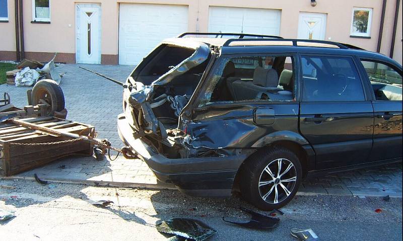 Srážku s autem zaplatili dva muži na motorce otevřenými zlomeninami