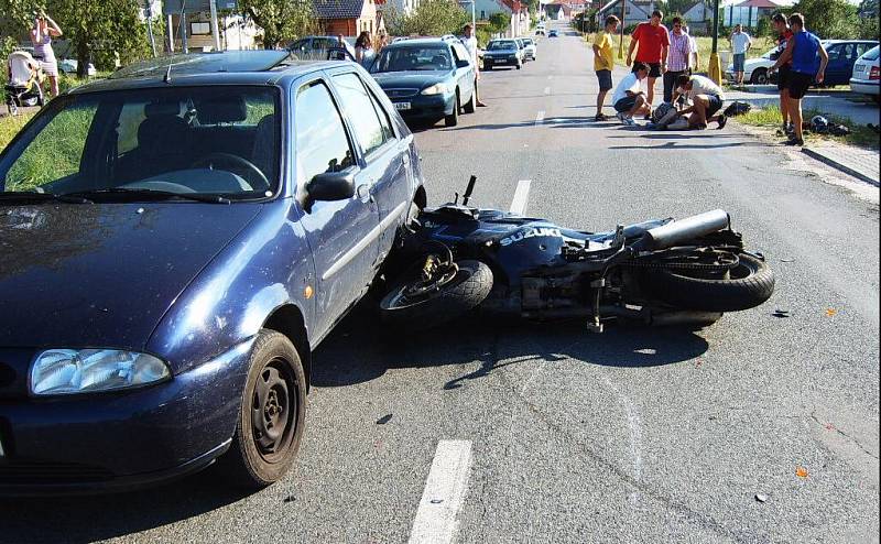 Srážku s autem v Sezemicích zaplatili dva muži na motorce otevřenými zlomeninami. Řidič motocyklu řídil i přes zákaz řízení vyslovený soudem až do roku 2012, ani jeho motocykl nebyl řádně registrovaný. Řidič–neřidič zranil sebe i 20letého spolujezdce. 