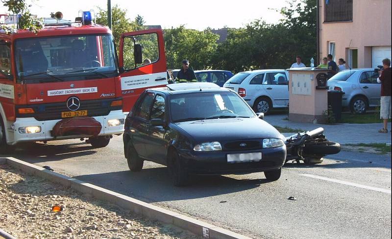 Srážku s autem zaplatili dva muži na motorce otevřenými zlomeninami