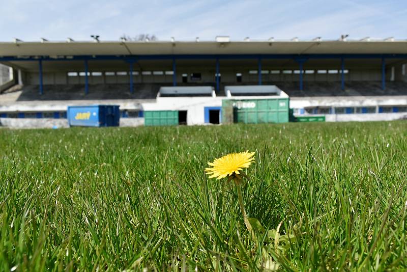 Letní stadion už mají v moci dělníci, kteří vyklízejí západní tribunu a brzy zahájí bourací práce.