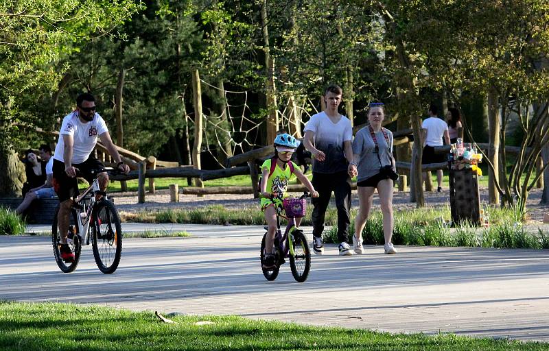 Stovky lidí vyrazili na procházku bez respirátoru, na výlet na kolech nebo jen tak posedět po nákupech do parku. Tyršovy sady i park Na Špici v Pardubicích byly doslova v obležení.