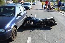 Srážku s autem zaplatili dva muži na motorce otevřenými zlomeninami