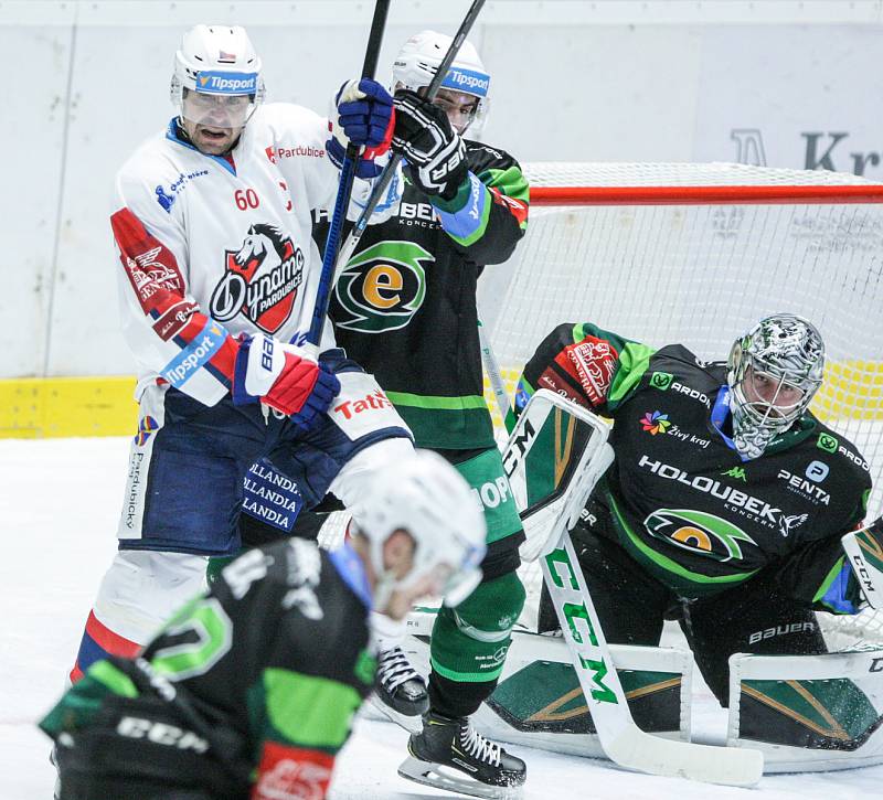 Extraligový hokejový duel mezi HC Dynamo Pardubice (v bílém) a HC Energie Karlovy Vary.