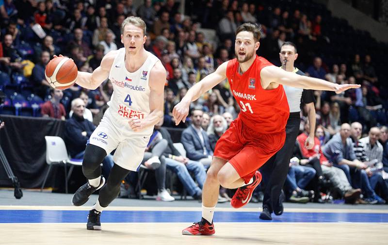 Kvalifikační utkání na Euro 2021 v basketbale mezi Českou republikou ( v bílém) a Dánskem (v červeném) v pardubické enteria areně.