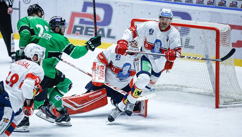 Hokejové utkání Tipsport extraligy v ledním hokeji mezi HC Dynamo Pardubice (v bíločerveném) a BK Mladá Boleslav (v zelenočerném) v pardudubické enterie areně.