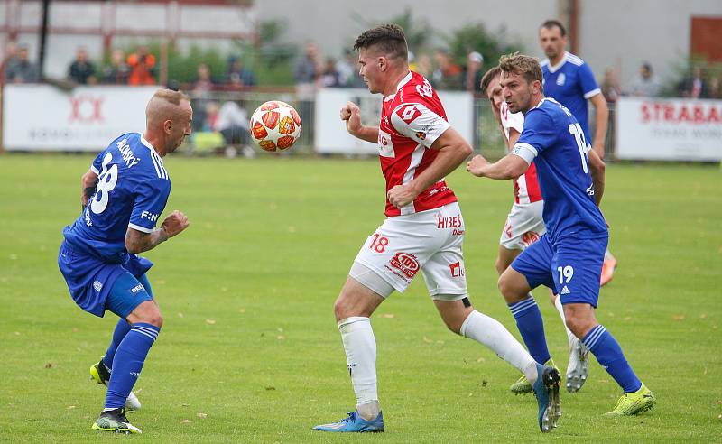 Utkání Fobalové národní ligy mezi FK Pardubice (ve červenobílém) a FC Slavoj Vyšehrad (v modrém) na hřišti pod Vinicí v Pardubicích.