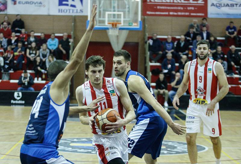 Basketbalové utkání Kooperativy NBL mezi BK JIP Pardubice (v červenobílém) a BC GEOSAN Kolín (v modrém) v pardubické hale na Dašické.