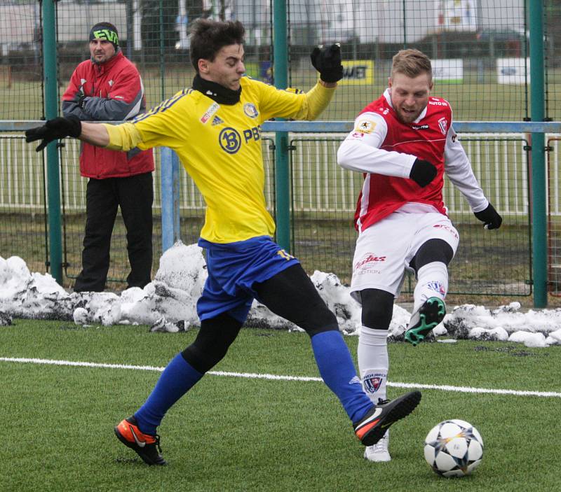 Přípravné utkání Fortuna národní ligy mezi FK Pardubice (ve červenobílém) a FC PBS Velká Bíteš  (ve žlutém) na hřišti v Ohrazenicích v Pardubicích.