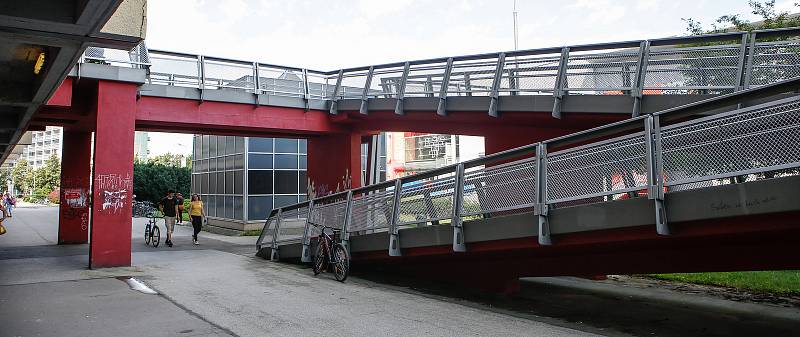 Lávka na Palackého třídě spojující obchodní centrum s protějším chodníkem by mohla v budoucnu zmizet. Architektům se v prostoru nelíbí.