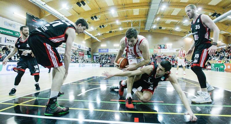 1. čtvrtfinále BK JIP Pardubice - Destone Tuři Svitavy (92:74).