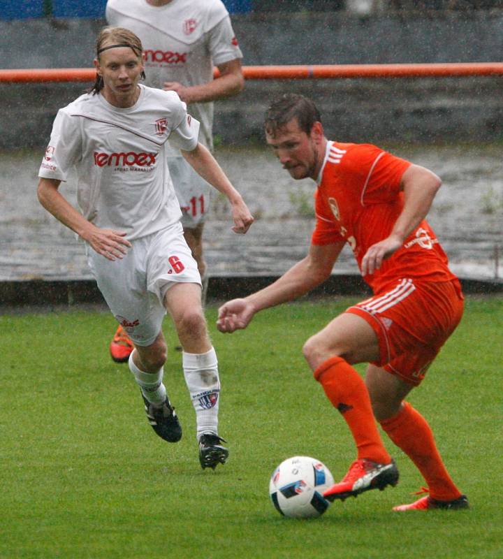 Z divizního fotbalového derby Živanice - Pardubice B (3:1). 