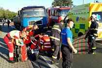 Tragická dopravní nehoda v Jaroslavi na Holicku. Ženu na přechodu srazil nákladní automobil.