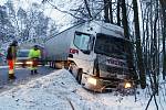 Havarovaný kamion před Jaroslaví (Pardubicko). Řidič jej strhnul do příkopu, aby zabránil střetu s osobním vozem, který dostal smyk.