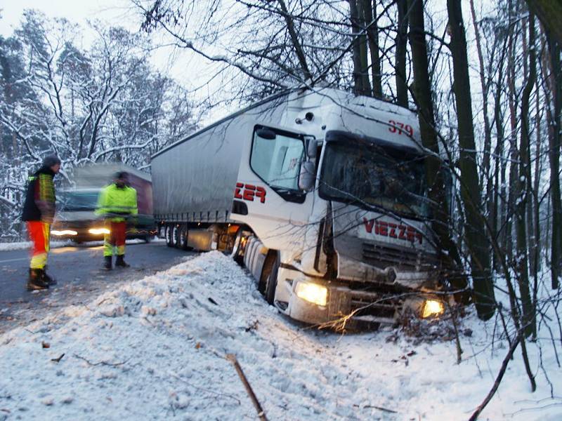 Havarovaný kamion před Jaroslaví (Pardubicko). Řidič jej strhnul do příkopu, aby zabránil střetu s osobním vozem, který dostal smyk.