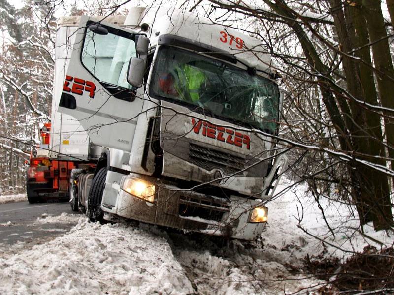 Havarovaný kamion před Jaroslaví. Řidič jej strhnul do příkopu, aby zabránil střetu s osobním vozem, který dostal smyk