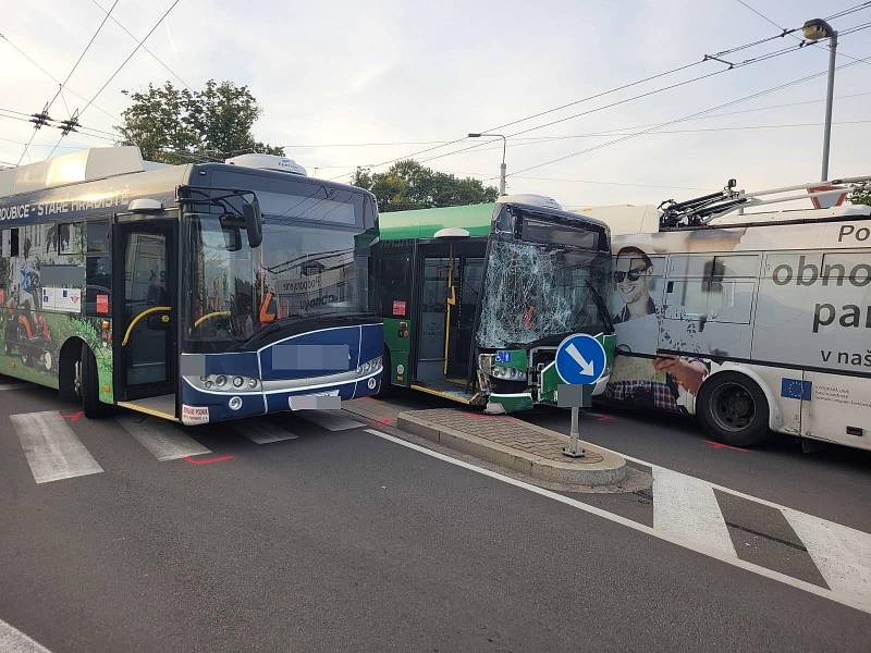 Střet 3 trolejbusů a osobního vozidla