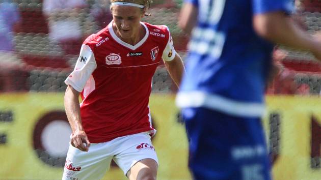 Pardubický záložník Emil Tischler v červeném dresu FK Pardubice.
