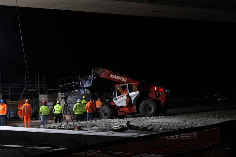 Otáčení 1. poloviny mostu přes železniční stanici Uhersko – v noci ze soboty na neděli 16. - 17.4. 2022