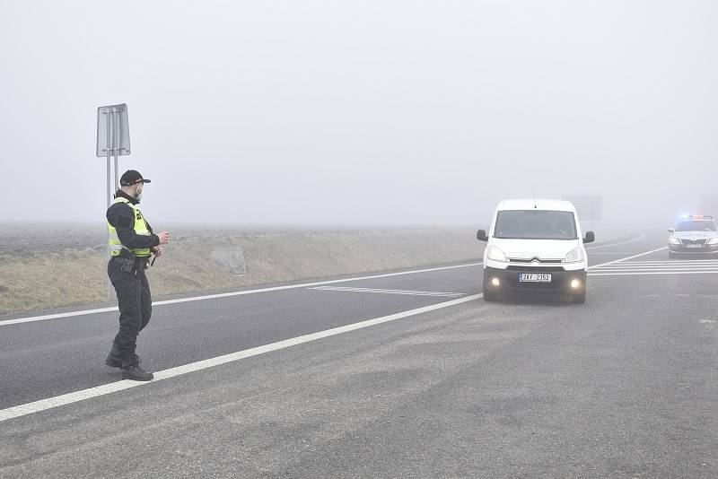 Policejní hlídky kontrolovaly řidiče mezi okresy Chrudim a Pardubice.