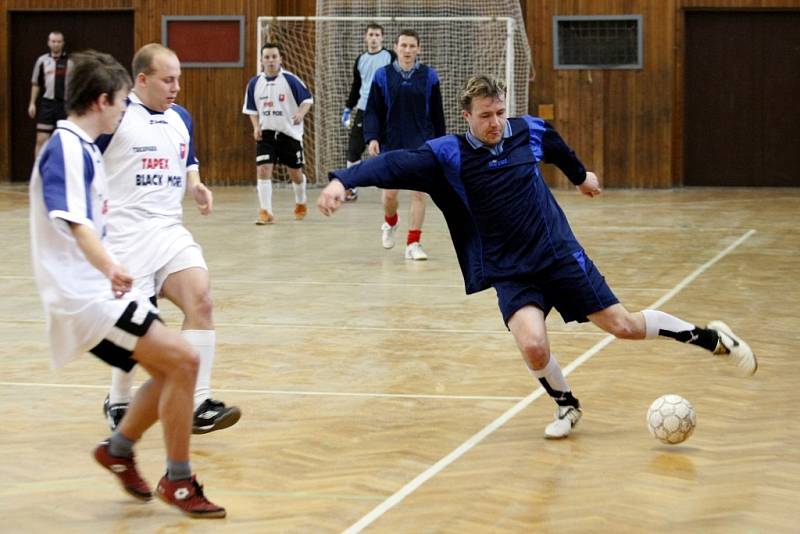 ODPLATA V POHÁRU? V souboji dvou nejlepších celků v sobotu porazil  OK Interiér celkového vítěze FC Čemus 1:0. 