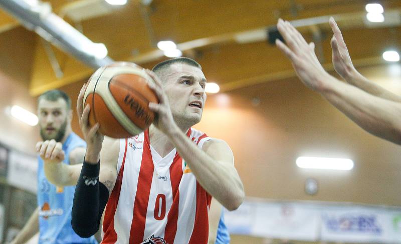 Basketbalové utkání Kooperativa NBL mezi BK JIP Pardubice (v červenobílém) a BK Olomoucko (v modrém) v pardubické hale na Dašické.