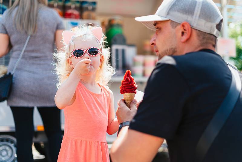 Na pardubický Food Truck Fest se sjely desítky majitelů trucků, kteří si připravili rozmanité nabídky plné tradičního místního jídla i pochutin ze světa.