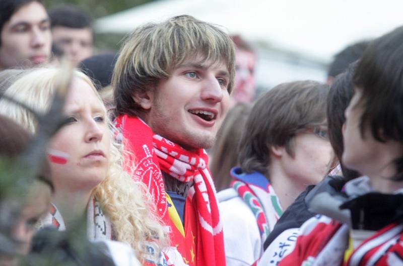 Pardubice fandí svým hokejistům na Pernštýnském náměstí před velkoplošnou obrazovkou.