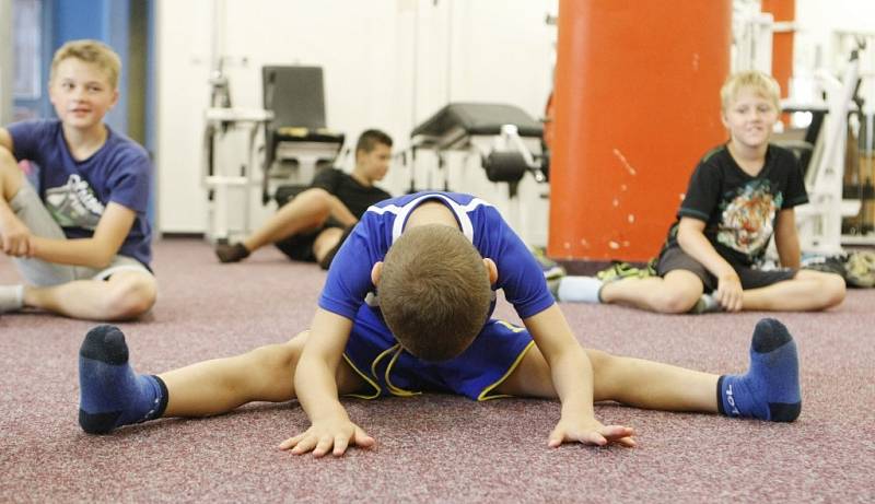 Ani chvíle oddechu. V hokejové škole se mladí sportovci nezastaví, mají hodně pestrý program. 