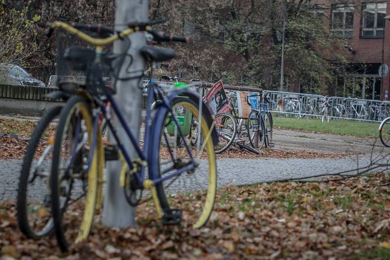 Neutěšená situace čeká cyklisty u nádraží. Míst, kam uvázat kolo drasticky ubylo.