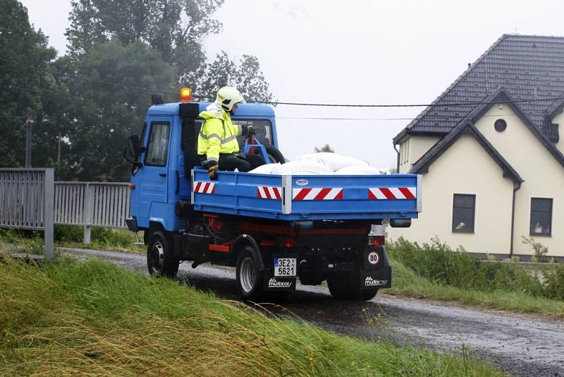 V Dolních Ředicích na Holicku už hasiči rovážejí pytle s pískem. 