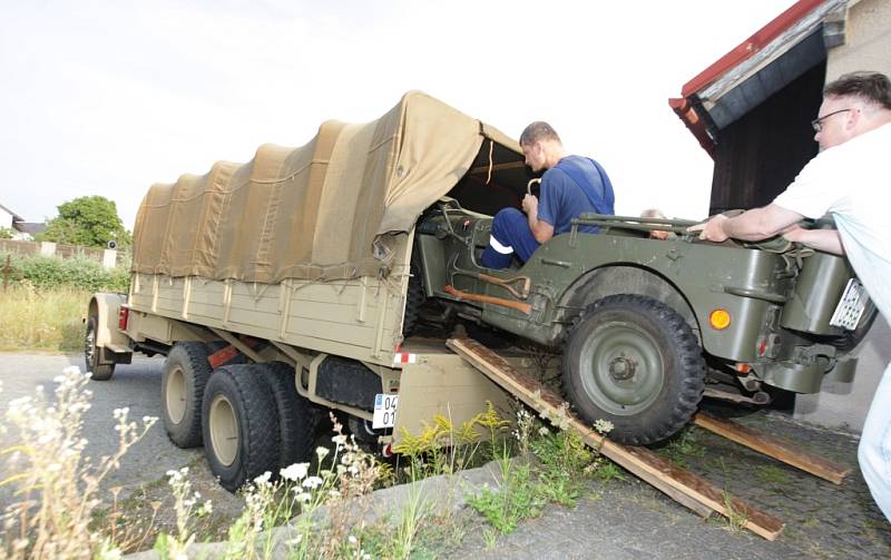 Nakládání Tatry 111 je delikátní záležitost. Uveze ale zároveň Jeep i protiletadlovou "dvacítku" 