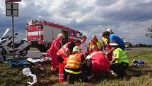 Řidič mercedesu srazil při otáčení v koloně u Medlešic motorkáře.