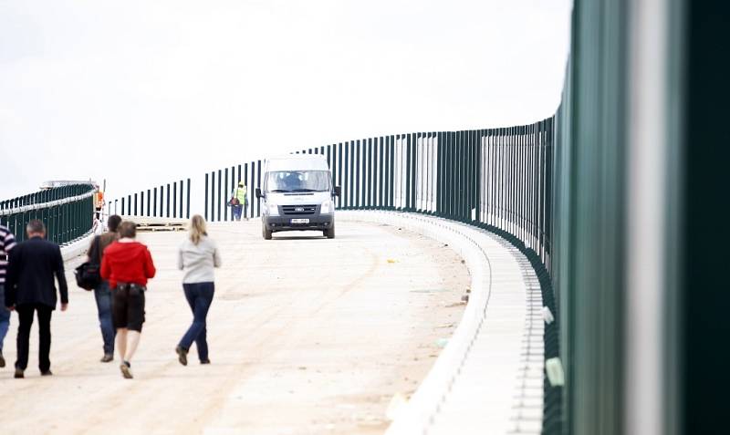 Staveniště největší mimoúrovňové křižovatky v České republice u Opatovic nad Labem na Pardubicku