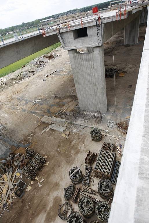 Staveniště největší mimoúrovňové křižovatky v České republice u Opatovic nad Labem na Pardubicku