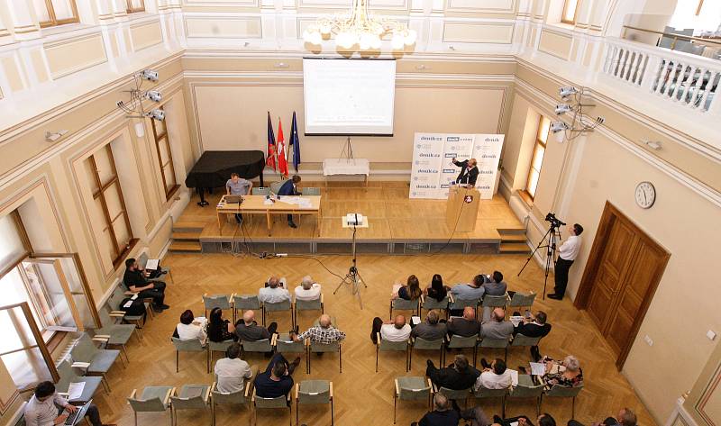 Konference Pardubice 2030 v zasedacím sále pardubické radnice.