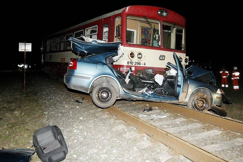 K místu nehody vyrazili neprodleně hasiči, řidič totiž ve zdemolovaném vraku zůstal zaklíněn.