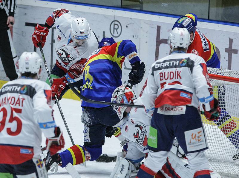 Hokejové utkání 1. kola Baráže o udržení Tipsport extraligy v ledním hokeji mezi HC Dynamo Pardubice (bílém) a ČEZ Motor České Budějovice  (v modročerveném) v pardudubické ČSOB pojišťovna ARENA.