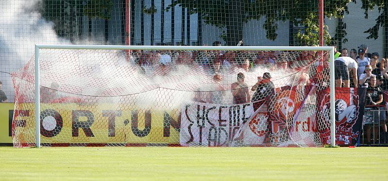 Utkání Fobalové národní ligy mezi FK Pardubice (ve červenobílém) a FC Hradec Králové (v černém) na hřišti pod Vinicí v Pardubicích.