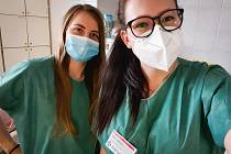 Většina z 900 studentů Fakulty zdravotnických studií Univerzity Pardubice se zapojila do pomoci s bojem proti covidu a pomáhá ve zdravotnických zařízeních.