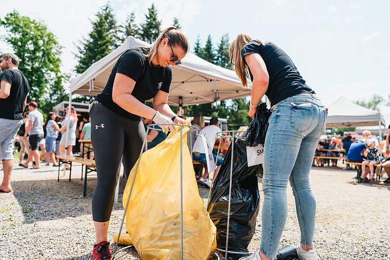 Na pardubický Food Truck Fest se sjely desítky majitelů trucků, kteří si připravili rozmanité nabídky plné tradičního místního jídla i pochutin ze světa.