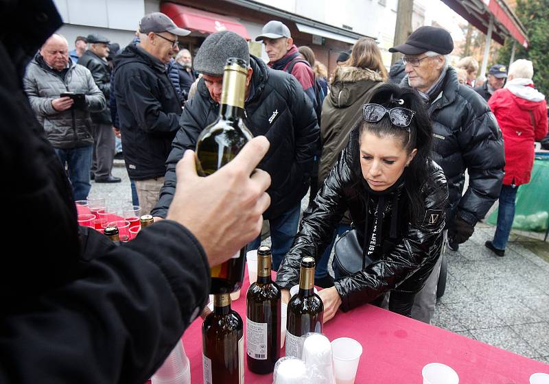 Tradiční degustace sedmi druhů Svatomartinského vína před kulturním domem na Dukle uspořádal pro občany strarosta městského obvodu V Jiří Rejda.