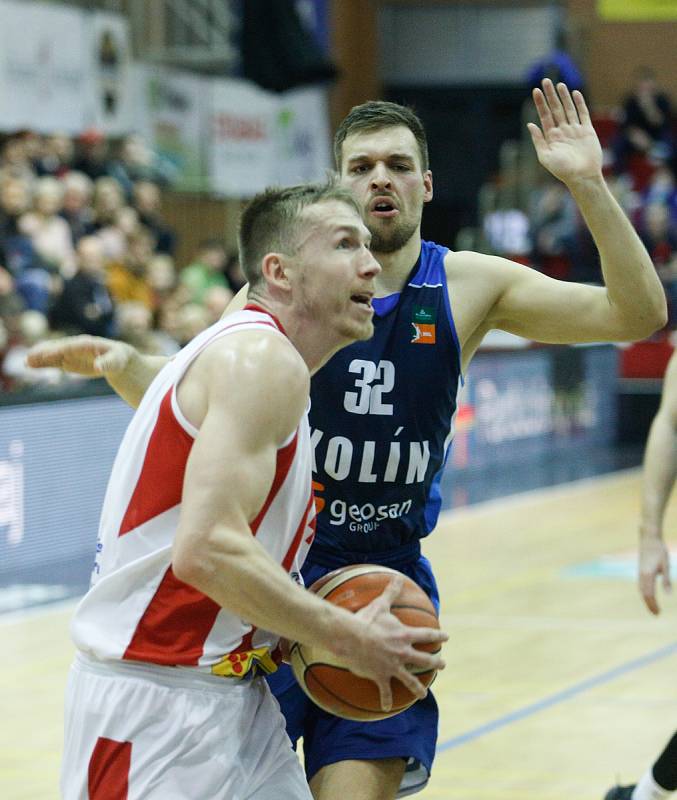 Basketbalové utkání Kooperativy NBL mezi BK JIP Pardubice (v červenobílém) a BC GEOSAN Kolín (v modrém) v pardubické hale na Dašické.