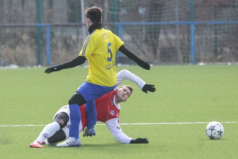 Přípravné utkání Fortuna národní ligy mezi FK Pardubice (ve červenobílém) a FC PBS Velká Bíteš  (ve žlutém) na hřišti v Ohrazenicích v Pardubicích.