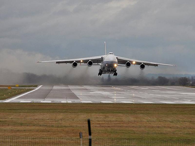 Na pardubické letiště nákladní „drobeček” An - 124 společnosti Antonov DB. 