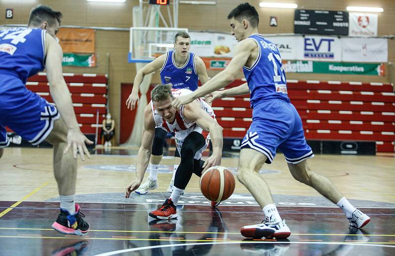 Kooperativa NBL: BK JIP Pardubice - USK Praha.