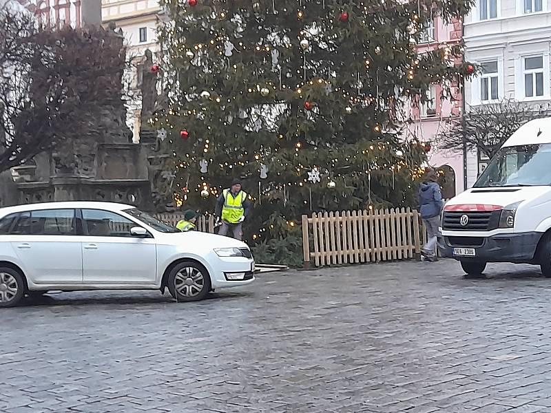 Odstraňování plotu kolem vánočního stromku na Pernštýnském náměstí.