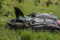 Dopravní nehoda ve Svítkově. Automobil se kutálel přes střechu, řidička z automobilu vypadla.