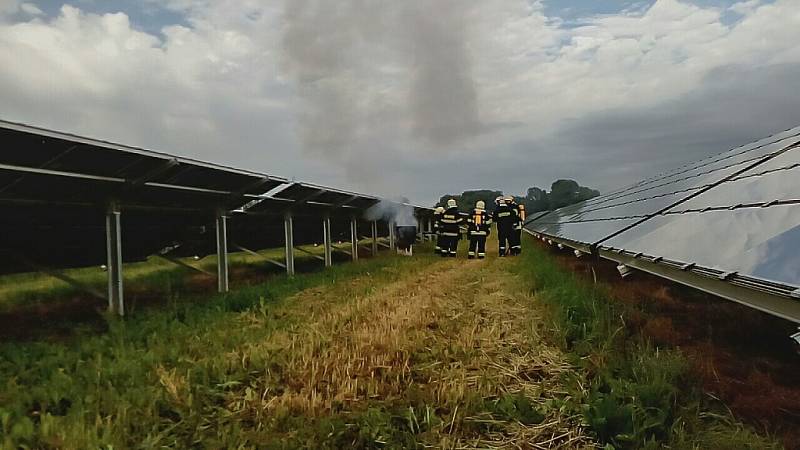 U Kostěnic v pátek ráno došlo k požáru fotovoltaické elektrárny.