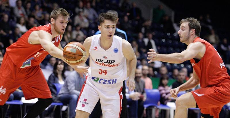 Basketbalové pohárové utkání Pardubice - Charleroi.